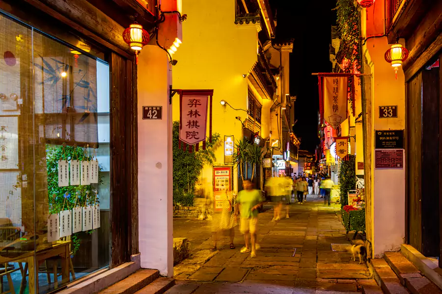 夜幕降临古色古香的街道更显韵味 夜幕降临古色古香的街道更显韵味