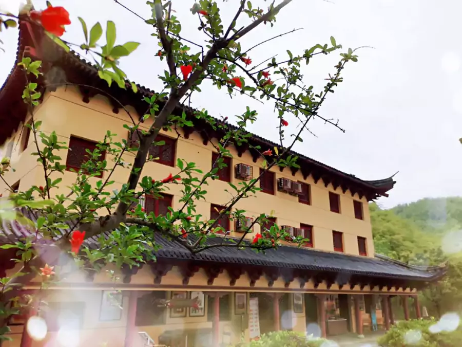 釜托寺的住宿区在大雄宝殿右侧的菩提竹苑 釜托寺的住宿区在大雄宝殿右侧的菩提竹苑