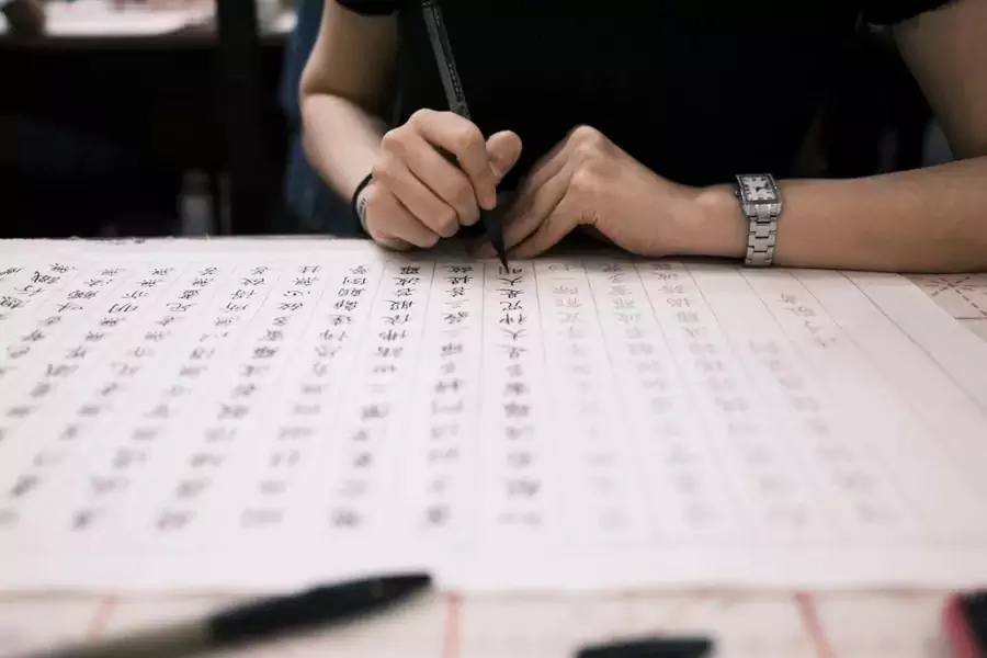 书桌前抄经悟道