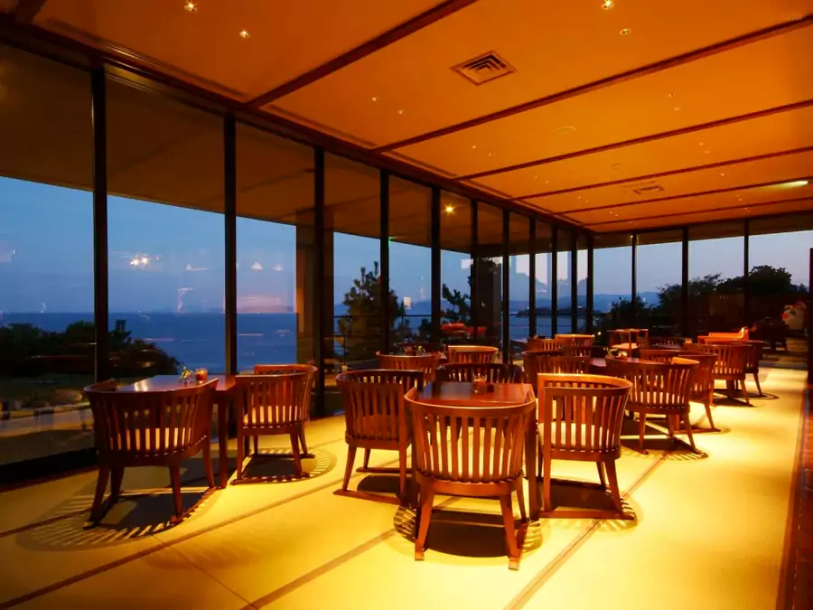 简约大气的大堂被巨大的落地玻璃窗环绕 简约大气的大堂被巨大的落地玻璃窗环绕