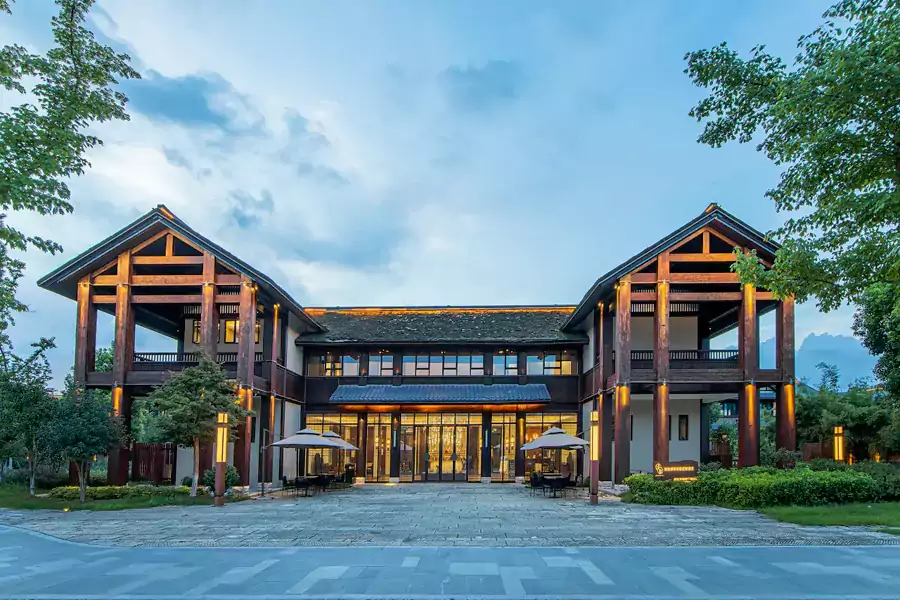 暖黄灯光点亮亭台楼阁 暖黄灯光点亮亭台楼阁