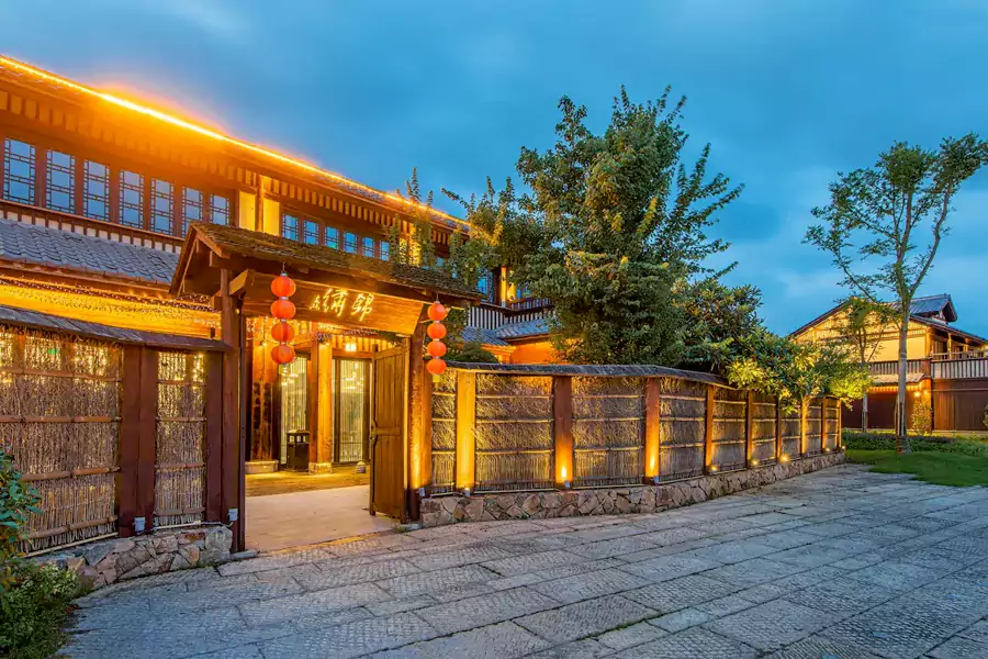 酒店的客房藏在 10 栋中式别墅中 酒店的客房藏在 10 栋中式别墅中