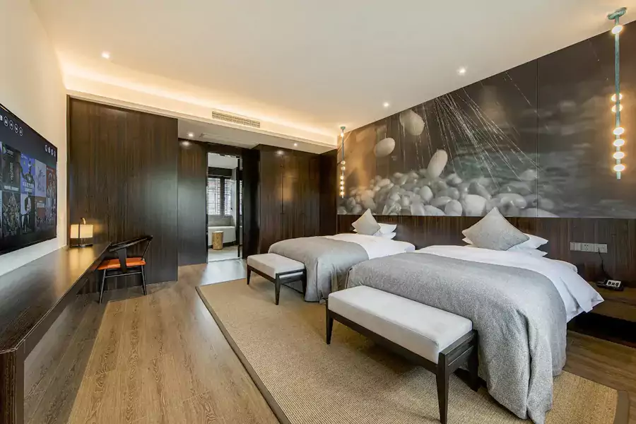 蚕宝宝原创灯具与蝴蝶图案背景墙,让房间充满巧思 蚕宝宝原创灯具与蝴蝶图案背景墙,让房间充满巧思