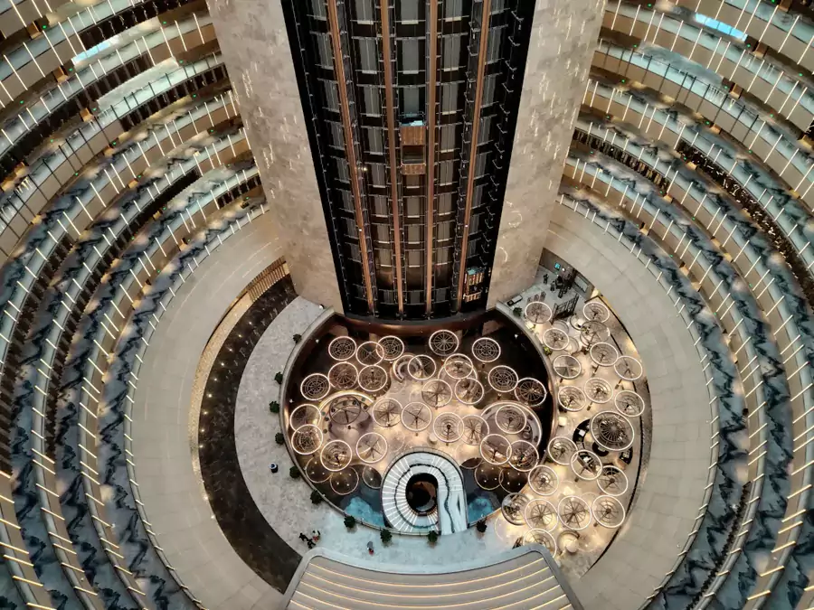 中庭以莲蓬为核心,层层叠叠的环形设计错落有致 中庭以莲蓬为核心,层层叠叠的环形设计错落有致