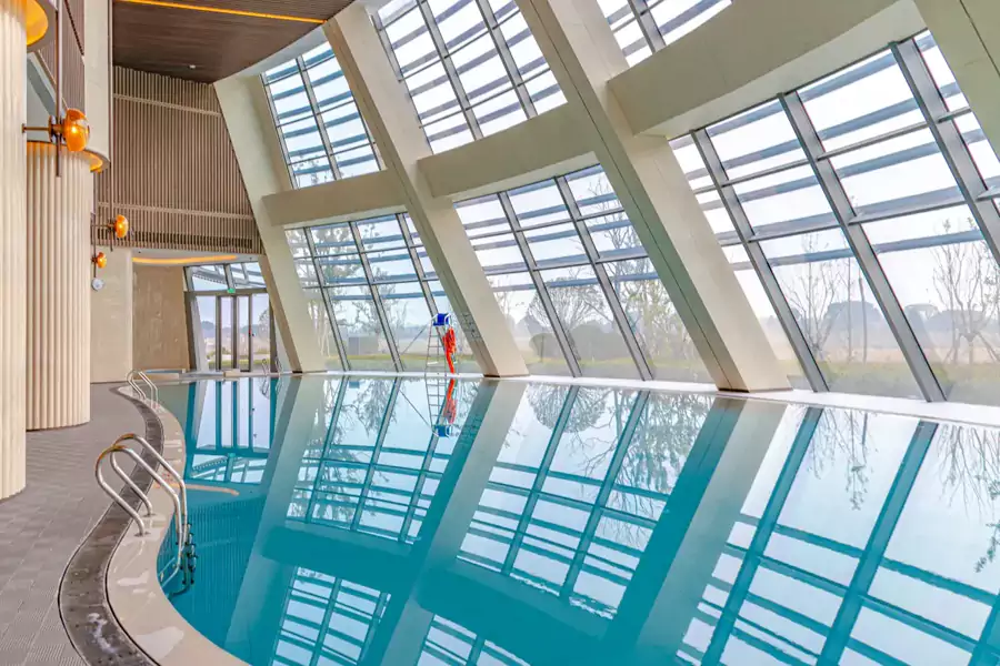 不规则形状的泳池自带一整面落地景观窗 不规则形状的泳池自带一整面落地景观窗