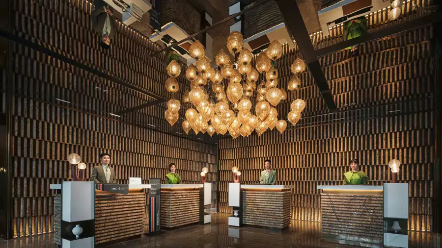 前台工作人员身着定制的羽鳞元素制服 前台工作人员身着定制的羽鳞元素制服