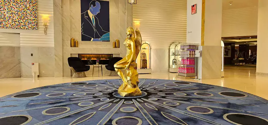 步入酒店内部,黑、白、金的经典色调碰撞出高雅奢华感 步入酒店内部,黑、白、金的经典色调碰撞出高雅奢华感