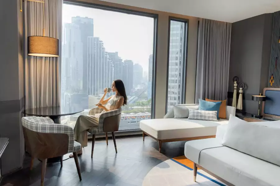 高层客房的巨大落地窗更是点睛之笔