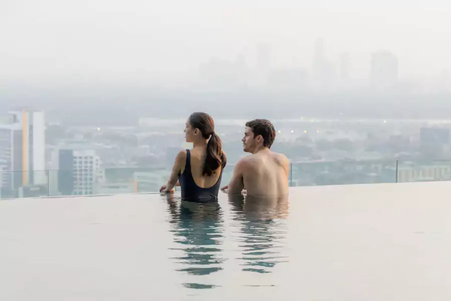 要说酒店最出圈的亮点，当属那座高空无边泳池