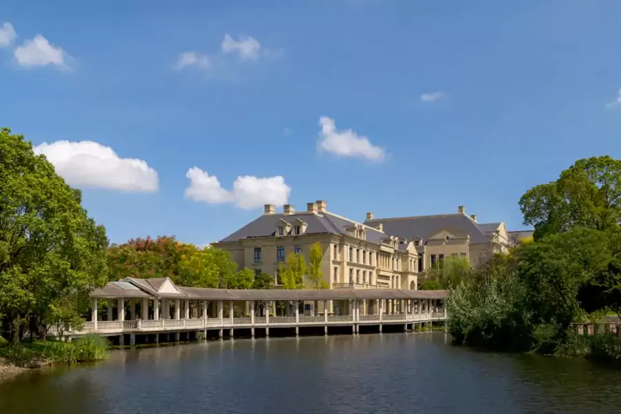 南法风情的古堡轮廓与中式园林的雅致细节相映成趣 南法风情的古堡轮廓与中式园林的雅致细节相映成趣