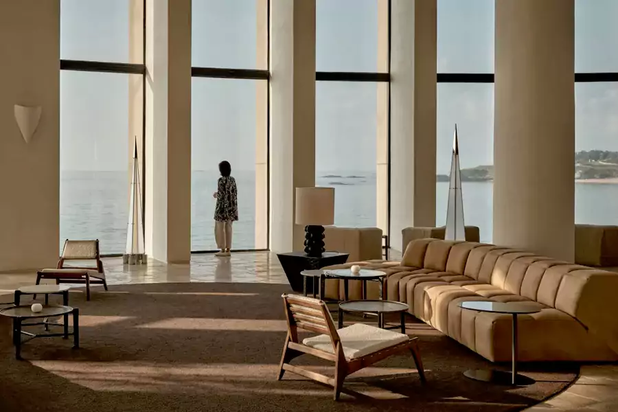 步入大堂，便能被堆叠的原始礁石震撼