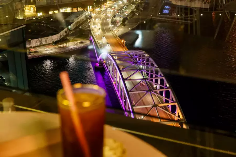 看着夜幕降临后大桥亮起的点点灯火 看着夜幕降临后大桥亮起的点点灯火