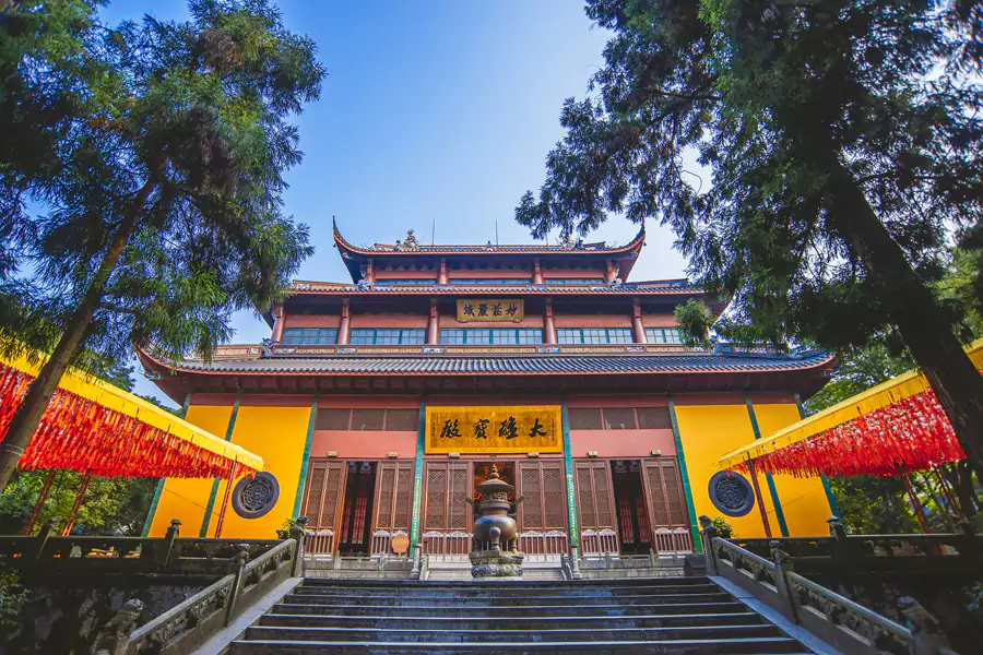 大雄宝殿求万事顺遂