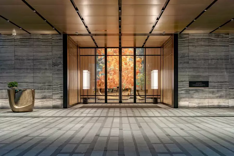 丝线织就的背景墙与礼宾台、花艺桌是对宾客的首道欢迎礼 丝线织就的背景墙与礼宾台、花艺桌是对宾客的首道欢迎礼