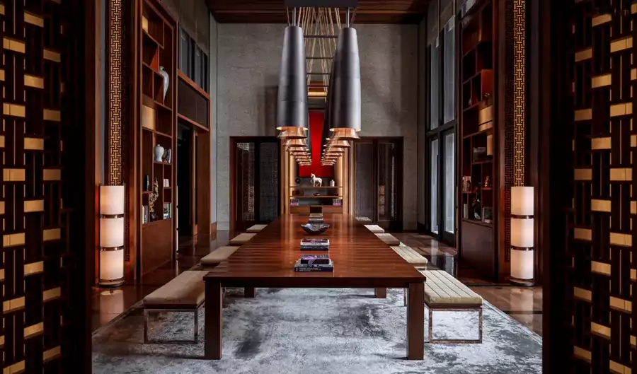 阳光透过半室内的长廊洒满角落