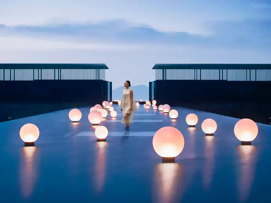 傍晚时分的 “水上灯球” 亮起，随手一拍就是氛围感大片