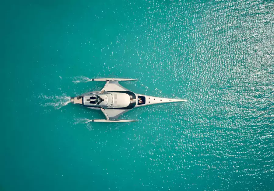 乘坐专属豪华快艇，45 分钟便能伴着海风登岛