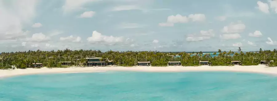 酒店沿海岸线铺陈开来