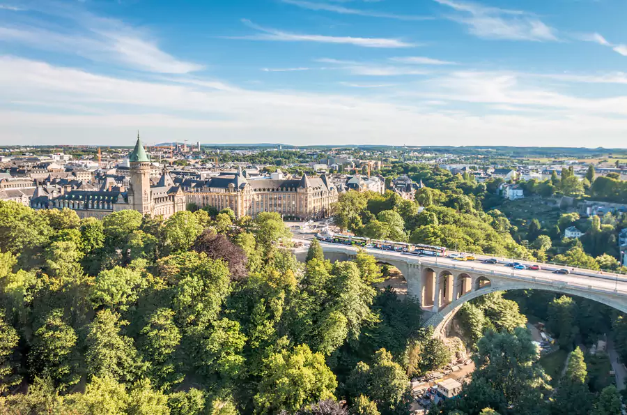 站在高处可将阿道夫桥、大峡谷与古堡全景尽收眼底 站在高处可将阿道夫桥、大峡谷与古堡全景尽收眼底