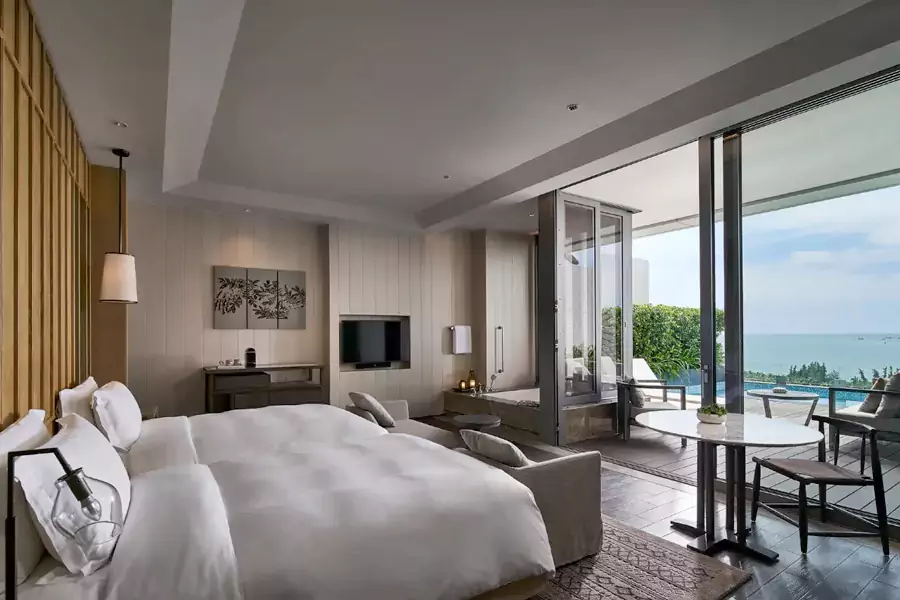 40 余间客房的阳台上还自带独立泳池 40 余间客房的阳台上还自带独立泳池