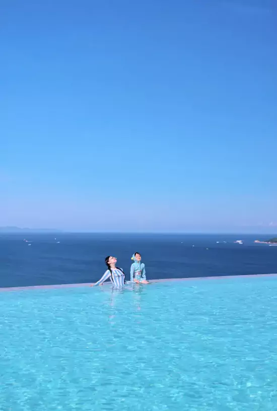 眼前是一望无际的蔚蓝大海 眼前是一望无际的蔚蓝大海