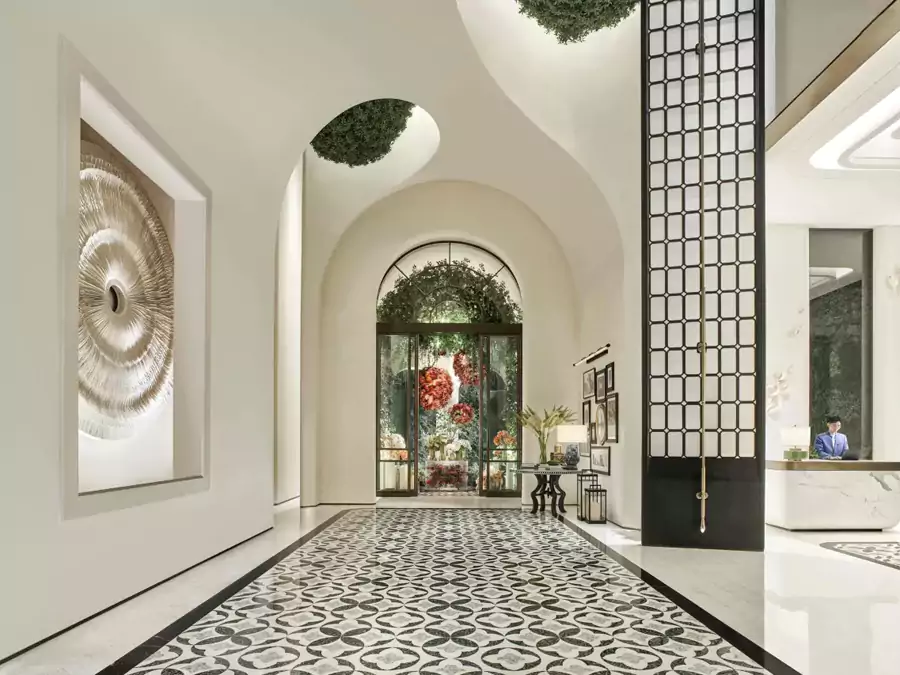 大堂吧 “空中诗亭” 被花卉环绕 大堂吧 “空中诗亭” 被花卉环绕