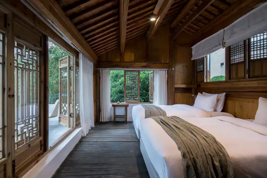 黄山诗莉莉・慰颜府文化遗址汤泉度假酒店仅散落着 30 多间客房 黄山诗莉莉・慰颜府文化遗址汤泉度假酒店仅散落着 30 多间客房