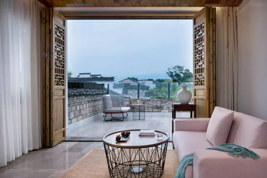 夏日临窗而坐,荷塘清风拂面 夏日临窗而坐,荷塘清风拂面