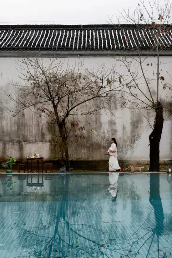 穿一袭汉服坐于画廊窗边 穿一袭汉服坐于画廊窗边