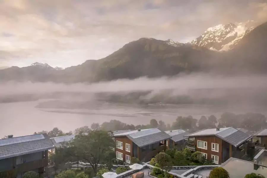 波密松赞林卡酒店以地毯式布局错落于半山腰的森林间