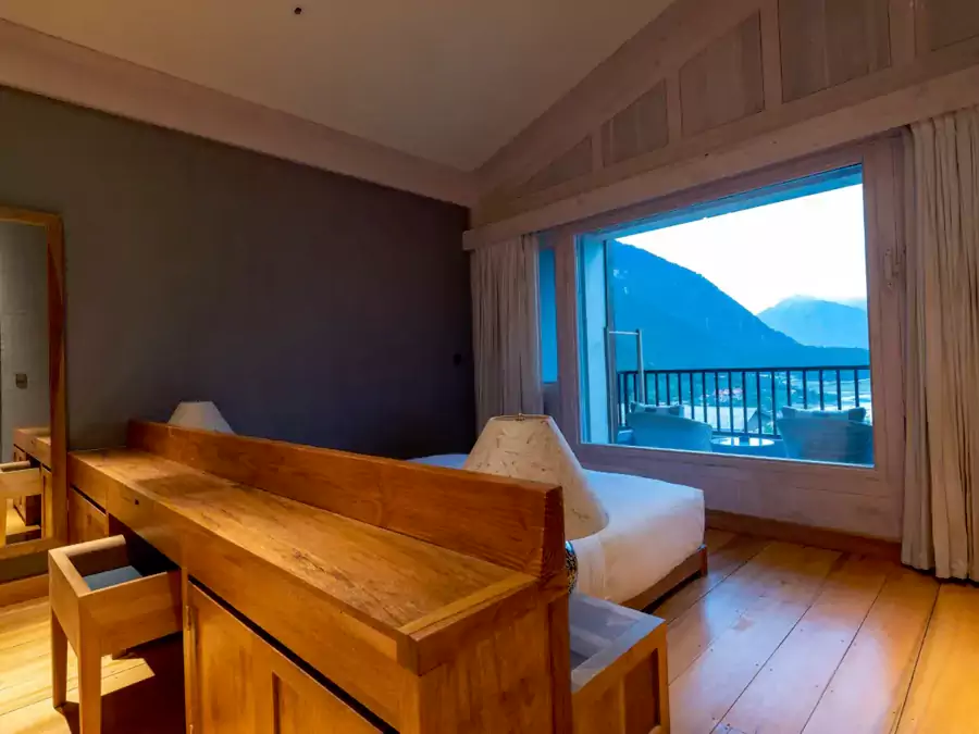 60 余间客房几乎每间都配备全景落地窗