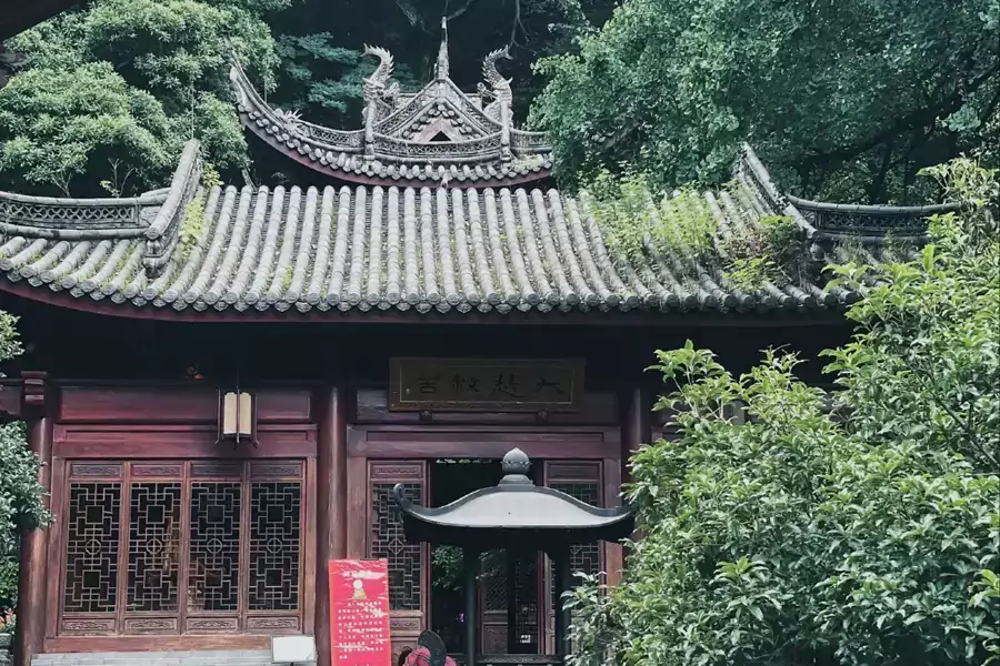 悬崖上的园林寺院