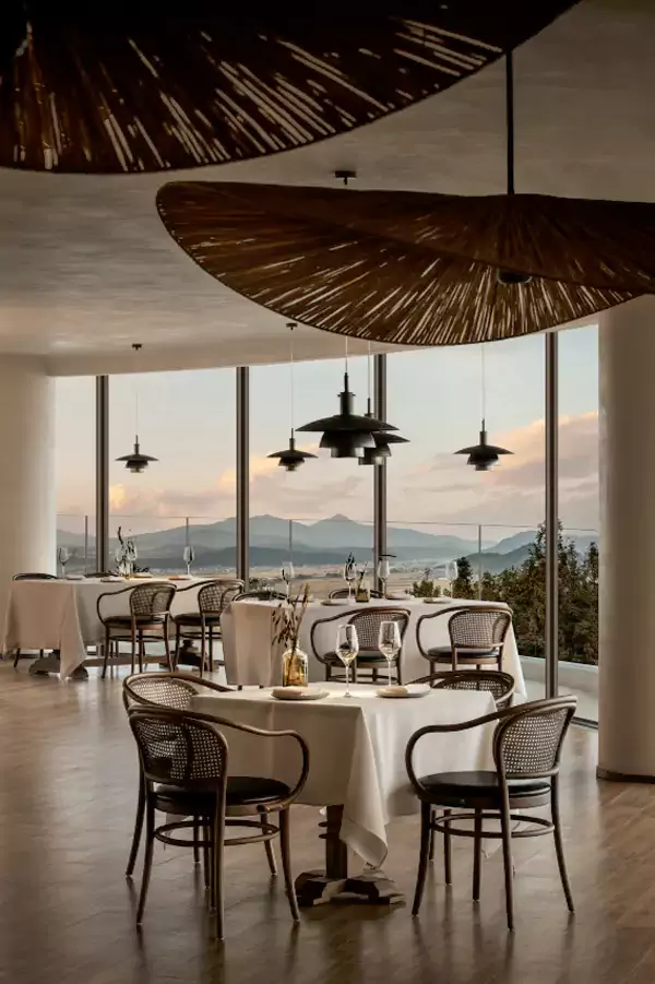 窝在藏酒丰富的酒吧里 窝在藏酒丰富的酒吧里