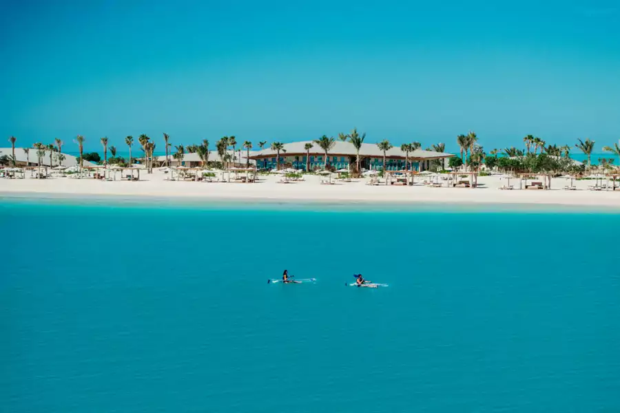 Shura 岛的在建度假村轮廓隐约可见 Shura 岛的在建度假村轮廓隐约可见