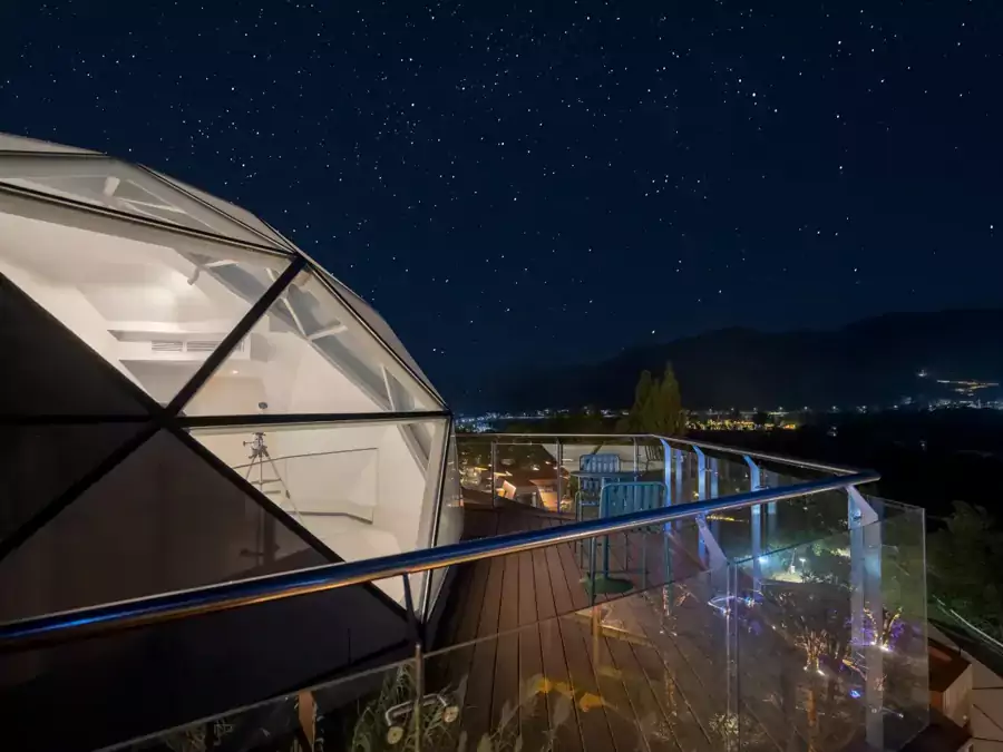 天文台区域的客房悬于岩壁之上 天文台区域的客房悬于岩壁之上