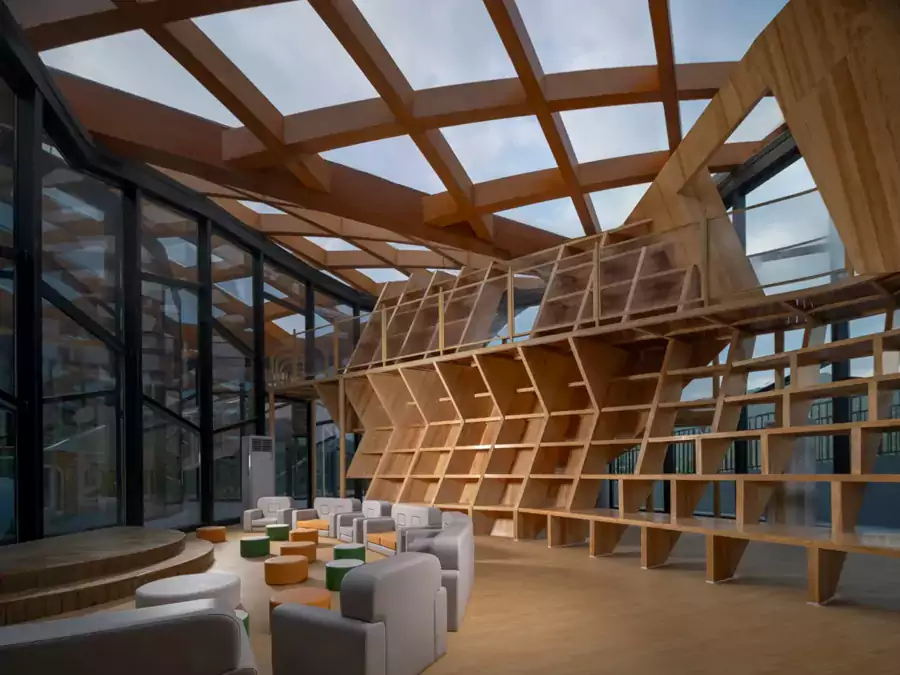 室内儿童乐园位于早餐厅楼下 室内儿童乐园位于早餐厅楼下