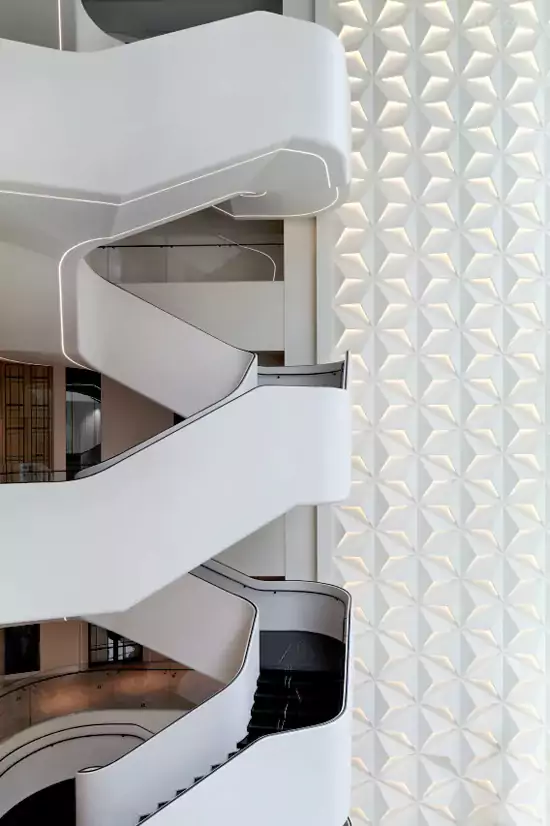 最出圈的当属那座白色旋转楼梯 最出圈的当属那座白色旋转楼梯