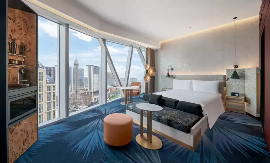 客房以永不过时的黑金与蓝光为主调