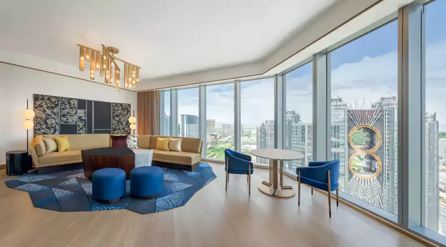 单间套房与奇幻套房能透过落地窗与8字形摩天轮对望