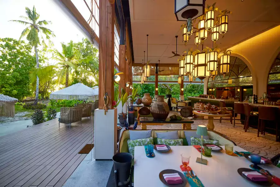 日落时分走进海边酒吧