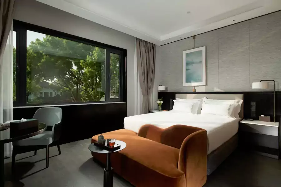 酒店的客房分布在六幢风格各异的楼宇中