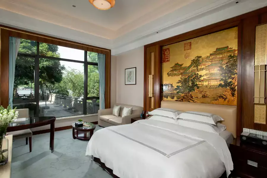 3 号楼与 5 号楼紧邻西湖