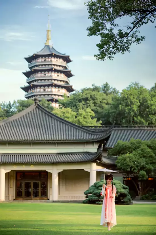 推窗可见雷峰夕照的盛景