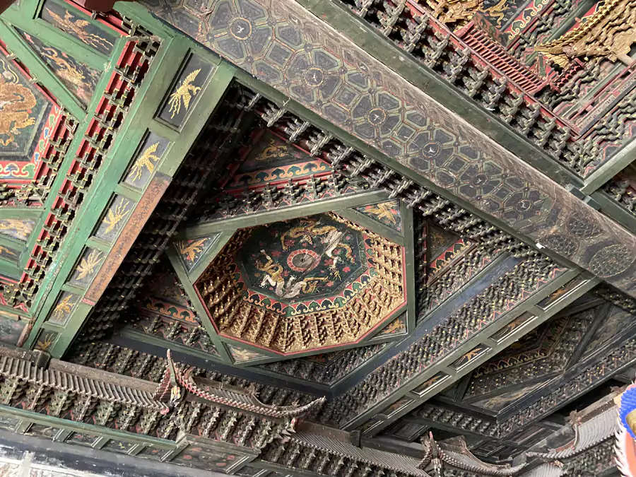 层层叠叠的木质梁架与斗拱