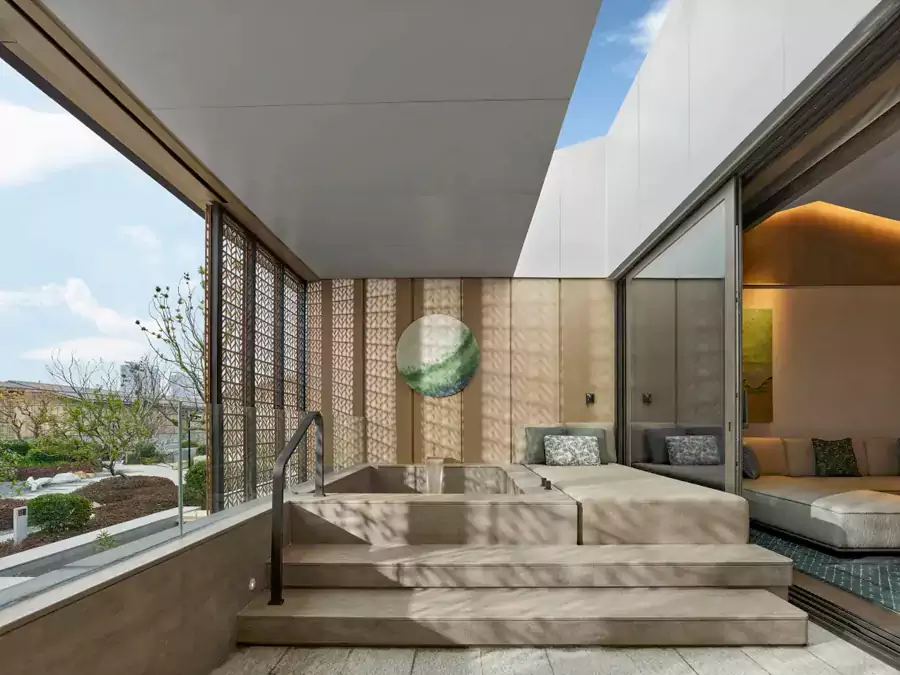 每间都配有独立下沉式温泉泡池和户外庭院 每间都配有独立下沉式温泉泡池和户外庭院